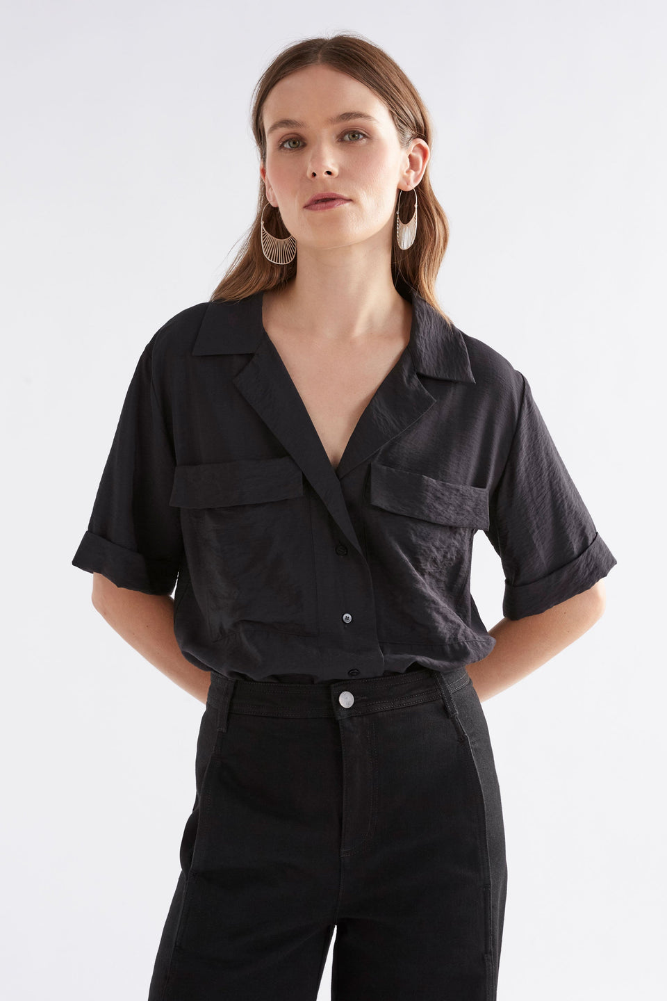 Eine Textured Viscose Relaxed Short Sleeve Shirt with Front Pockets Model Front | BLACK