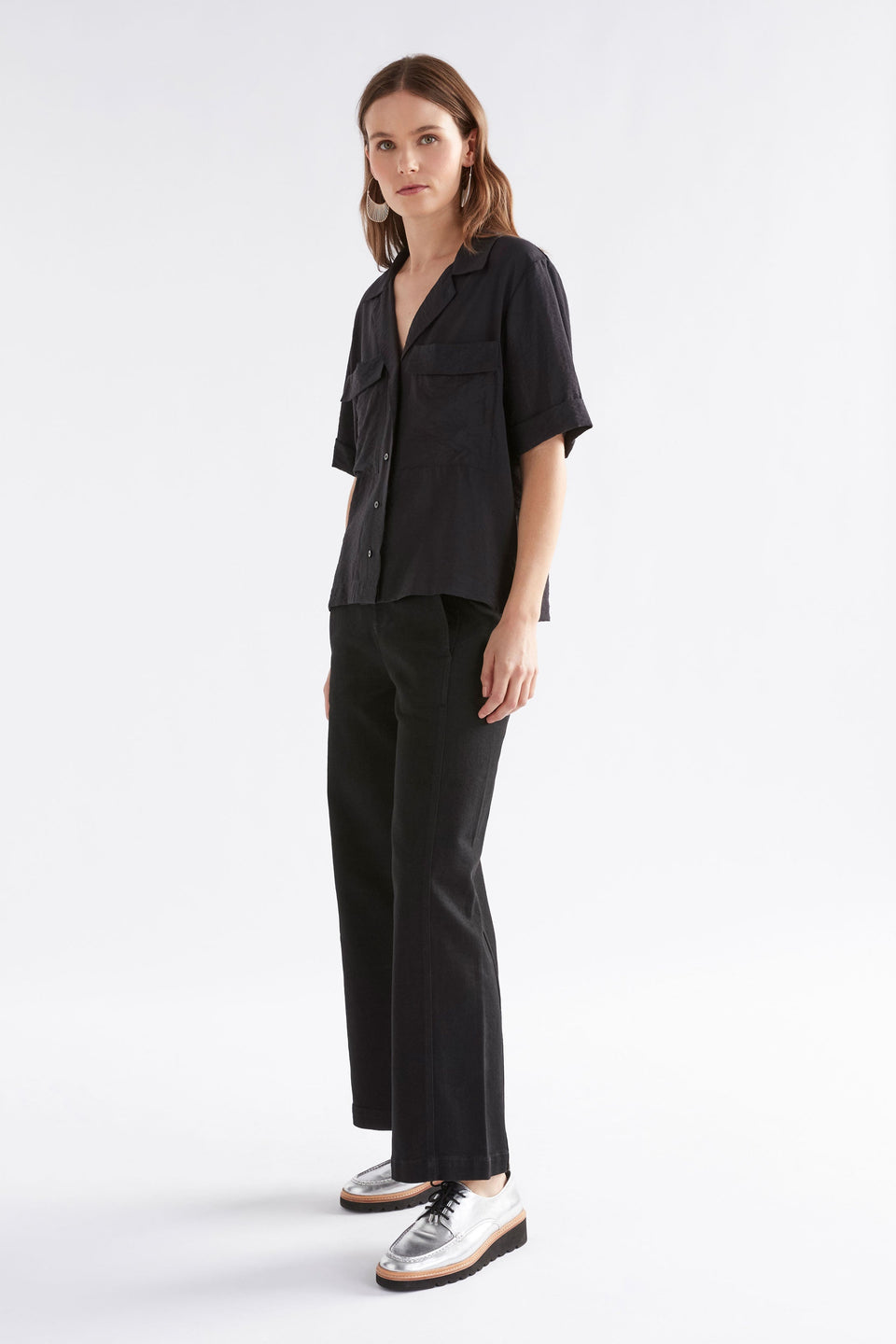 Eine Textured Viscose Relaxed Short Sleeve Shirt with Front Pockets Model Front Full Body Untucked | BLACK