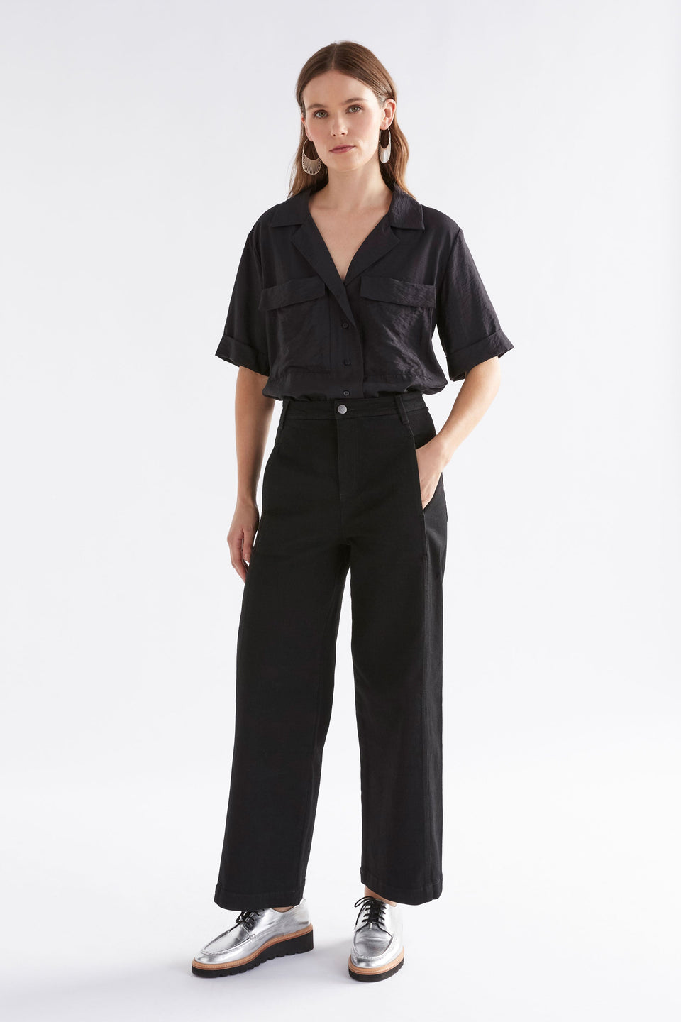 Eine Textured Viscose Relaxed Short Sleeve Shirt with Front Pockets Model Front Full Body | BLACK