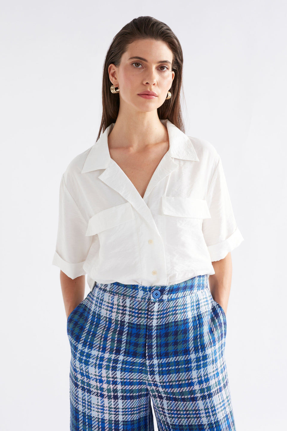 Eine Textured Viscose Relaxed Short Sleeve Shirt with Front Pockets Model Front | WHITE