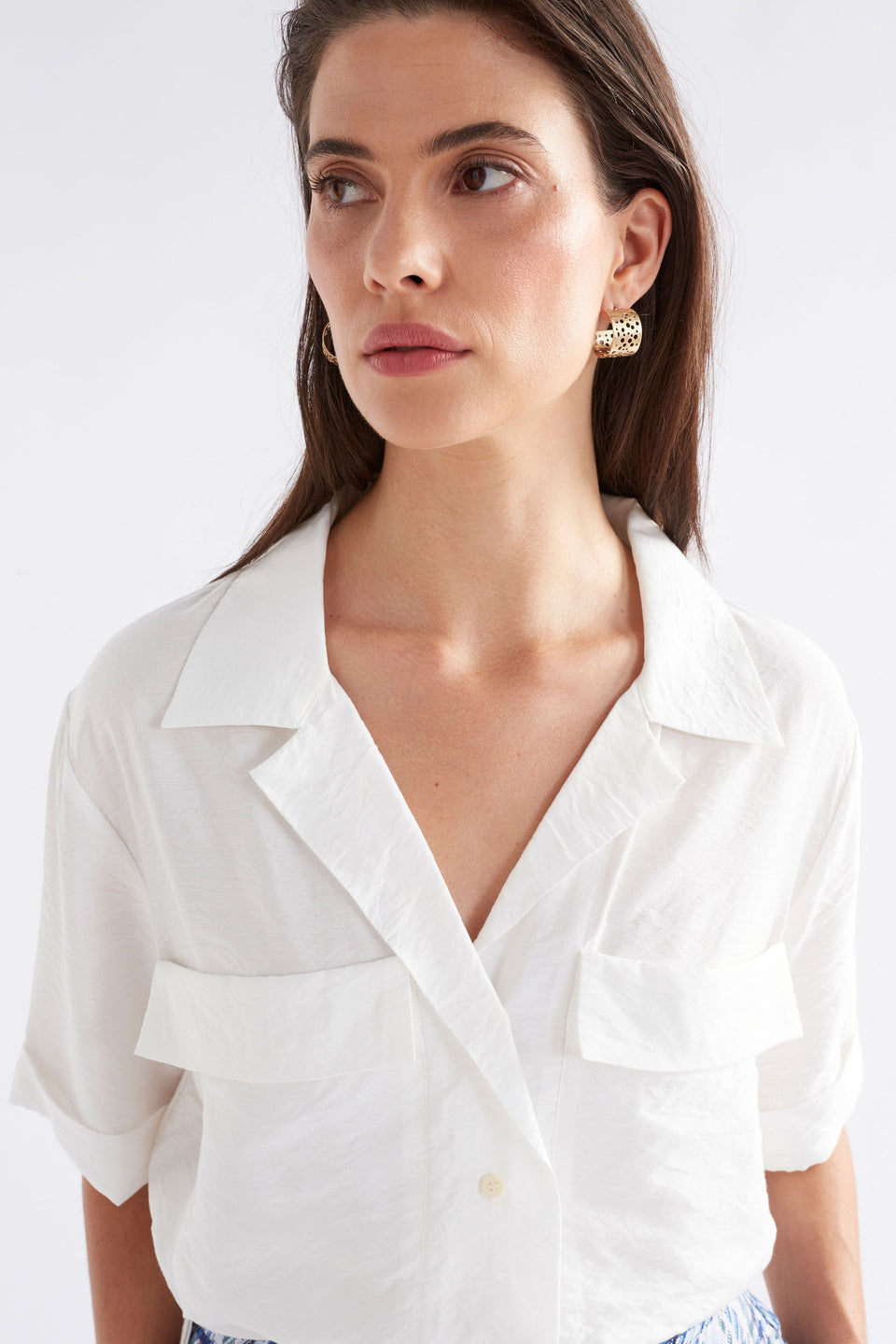 Eine Textured Viscose Relaxed Short Sleeve Shirt with Front Pockets Model Front detail | WHITE