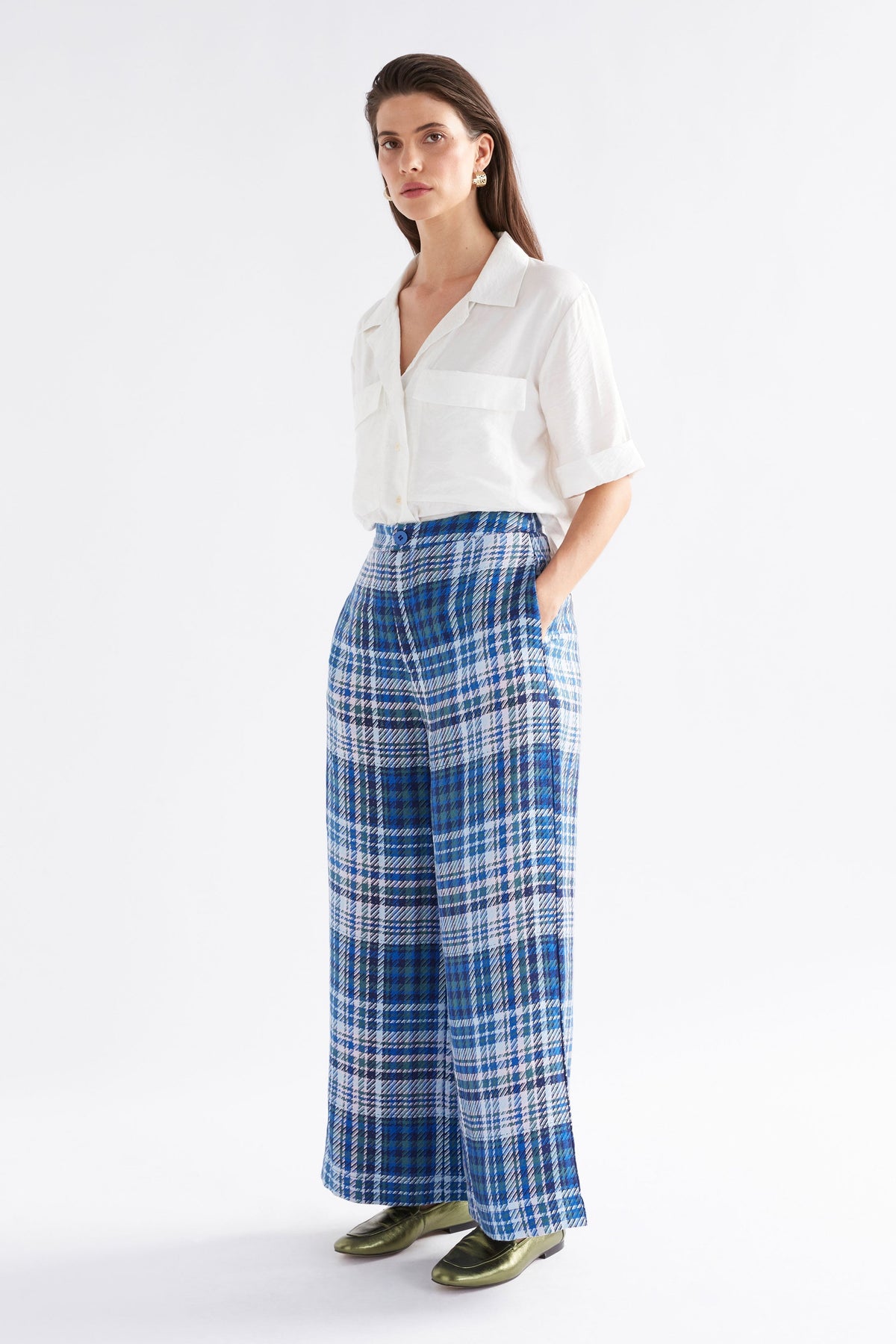 Eine Textured Viscose Relaxed Short Sleeve Shirt with Front Pockets Model Front angled full body | WHITE