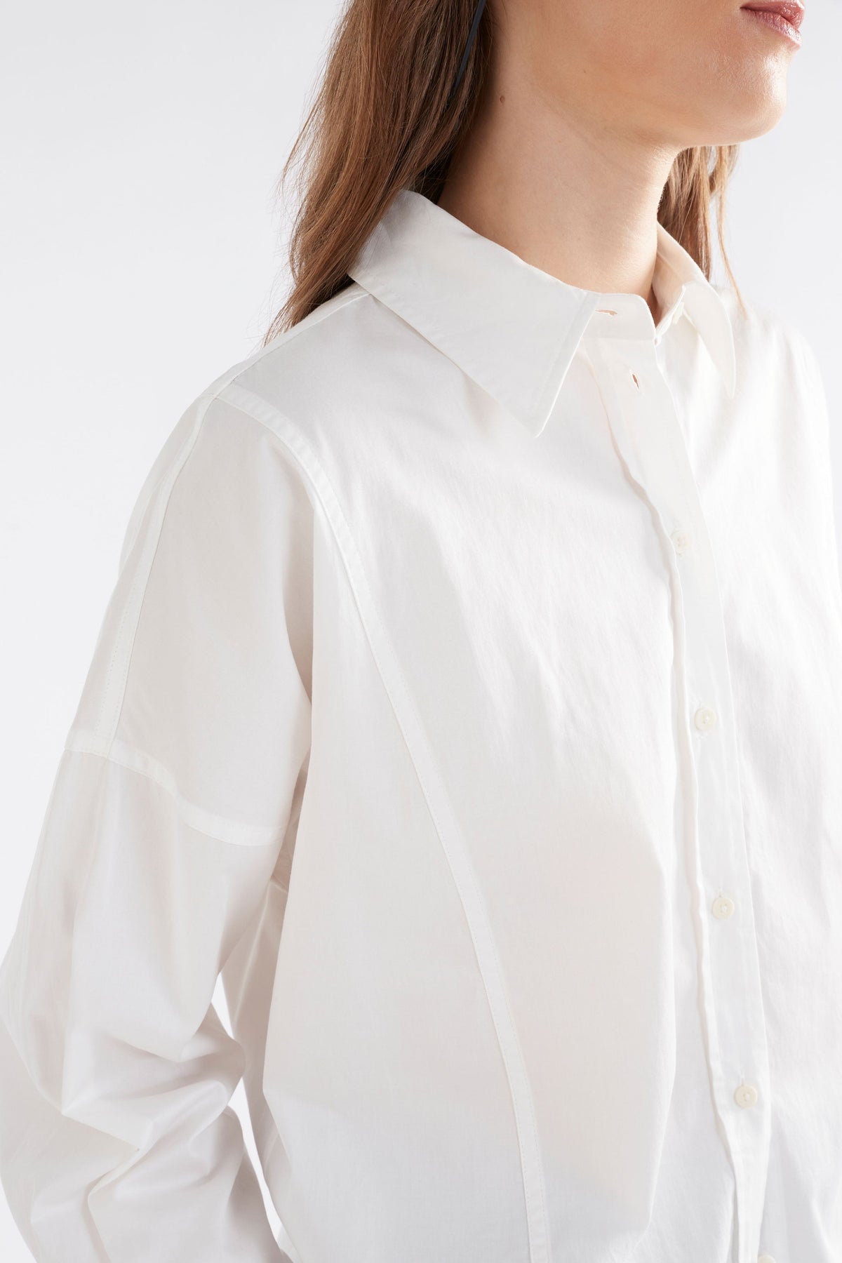 Tiga Organic Cotton Back Pleat and Tie Detail Shirt Model collar detail | WHITE