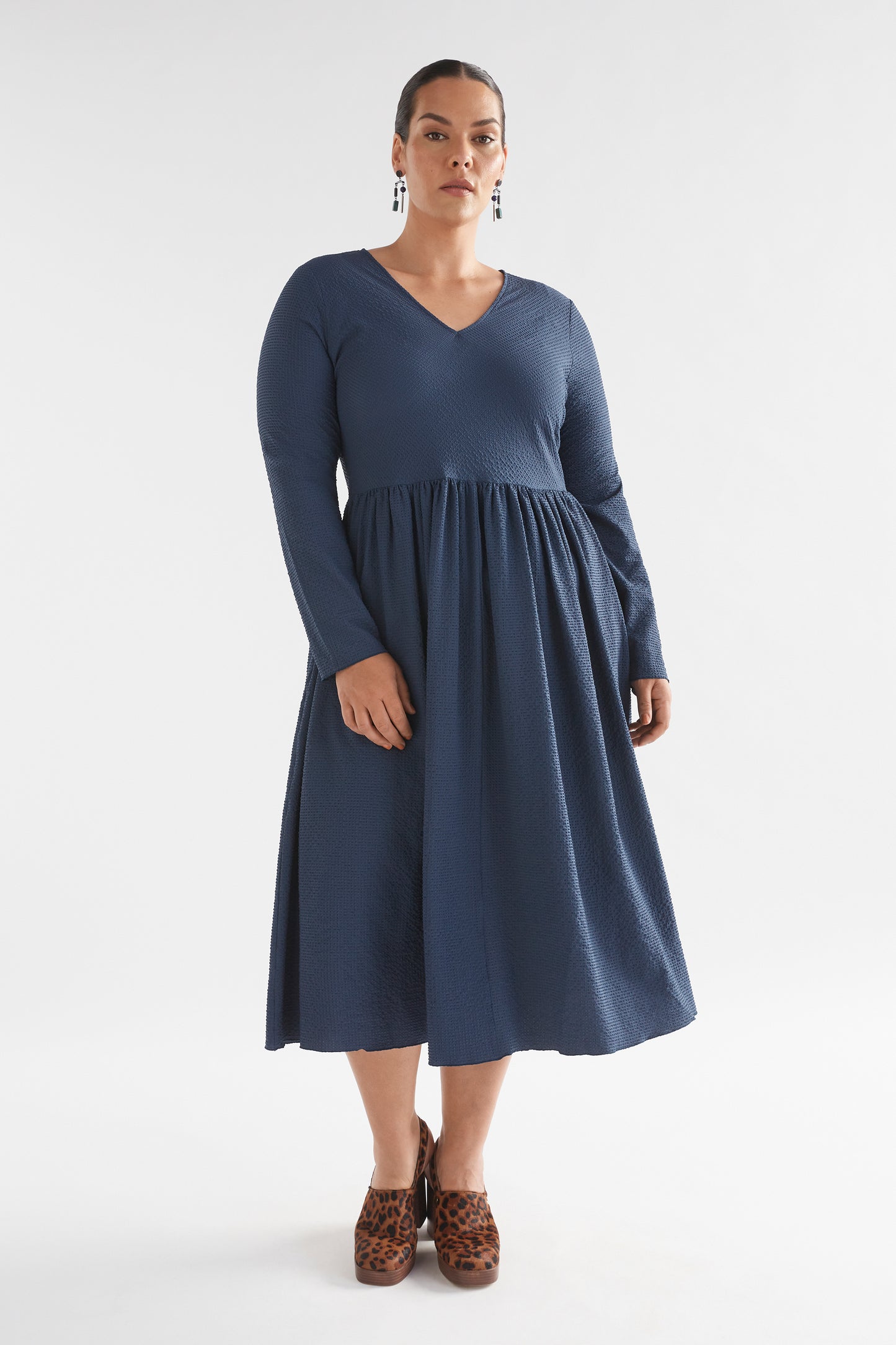 Bubbel Textured Seersucker-like Long Sleeve V-neck Long Dress Model Front CURVE | DEEP SEA BLUE