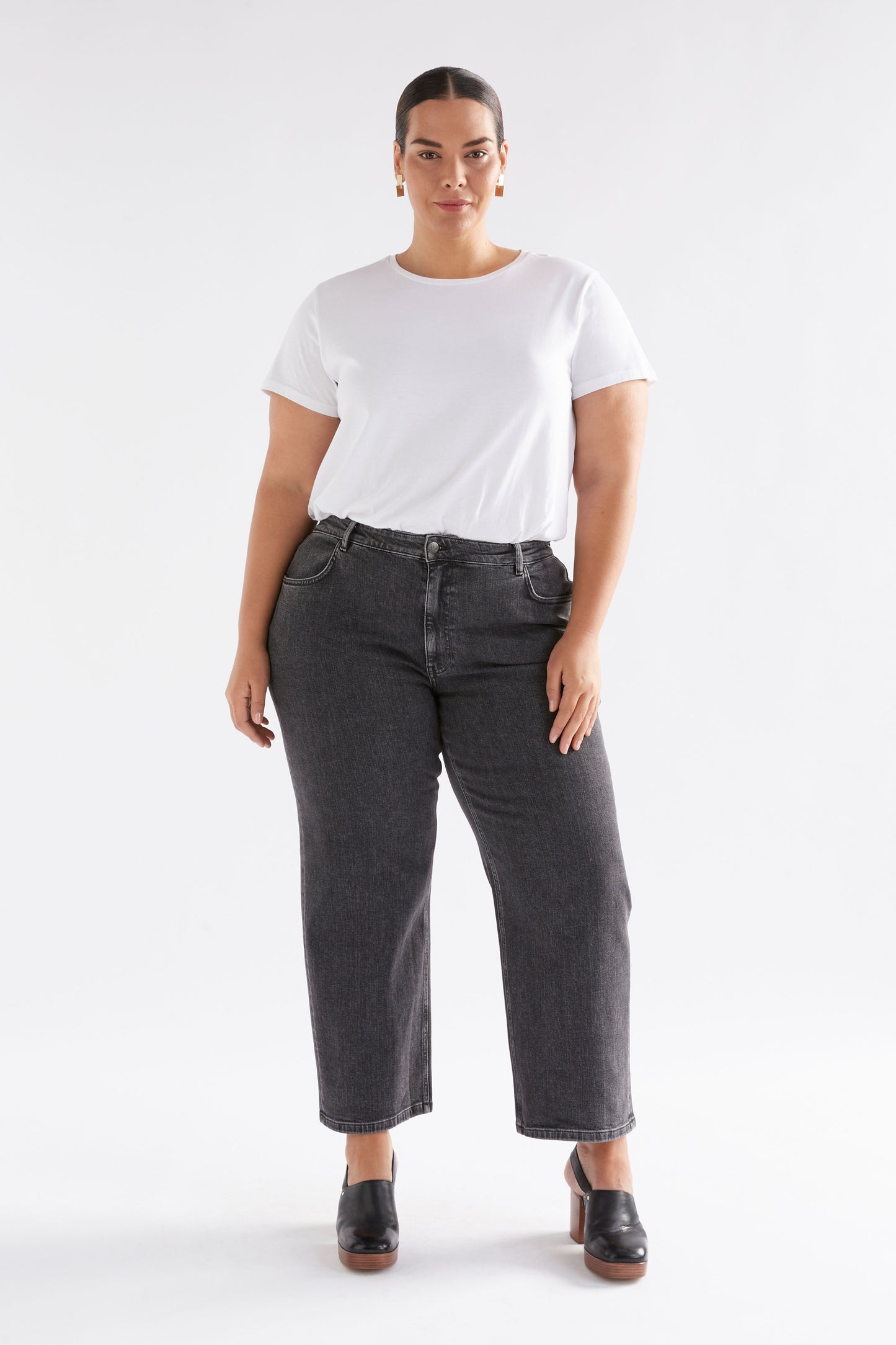 Ven Light Wash Mid Rise Regular Fit Jean Model Front CURVE | GRAPHITE