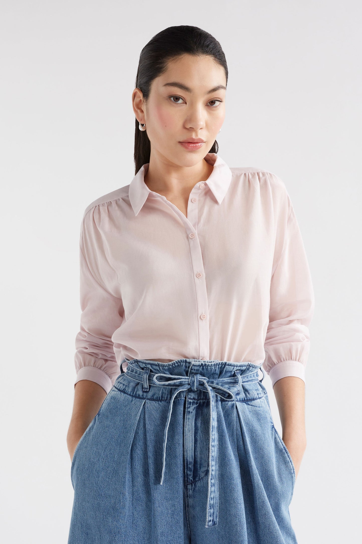 Mia Organic Cotton-Silk Lightweight Shirt Model Front| SHELL PINK