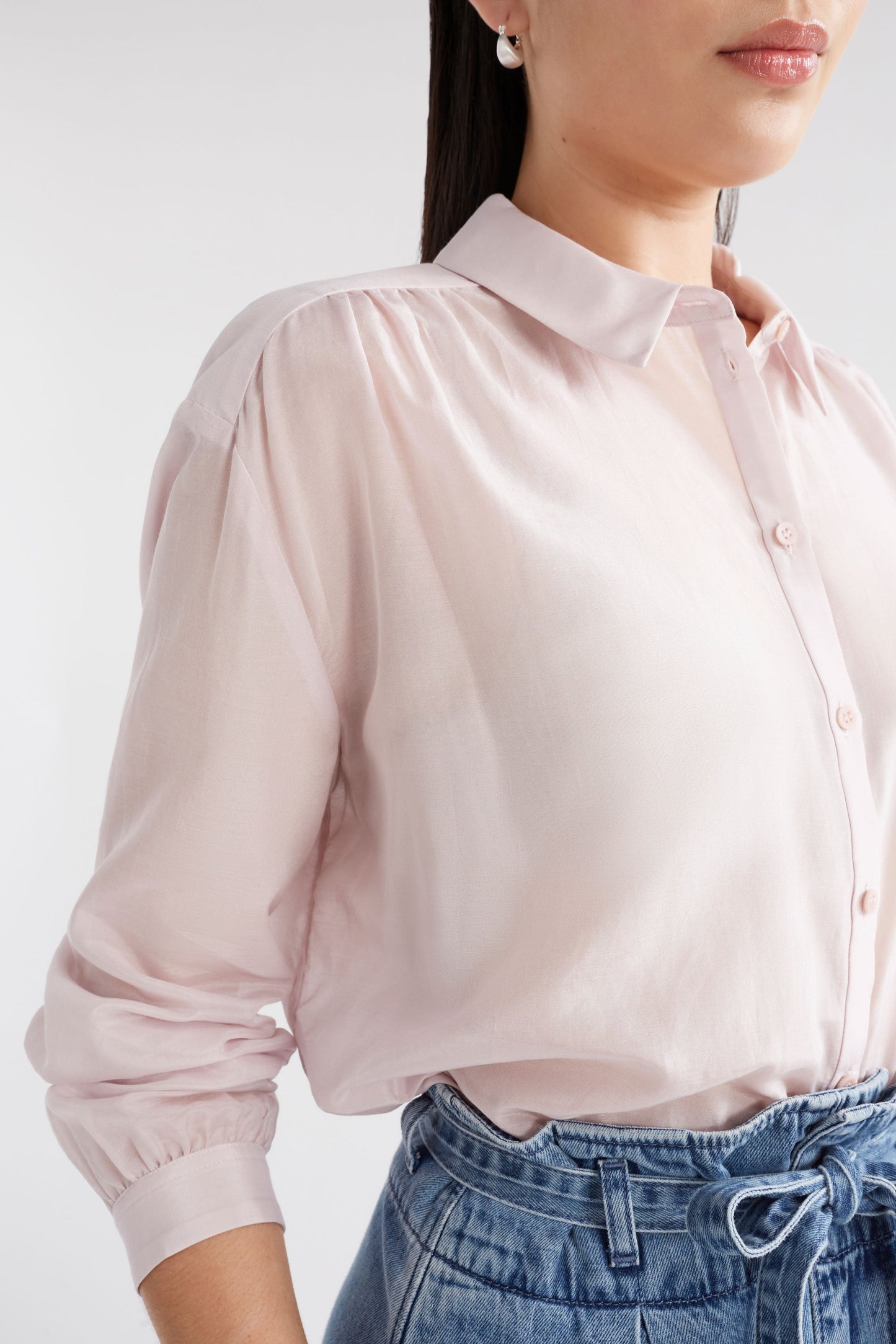 Mia Organic Cotton-Silk Lightweight Shirt Model Side Detail  | SHELL PINK