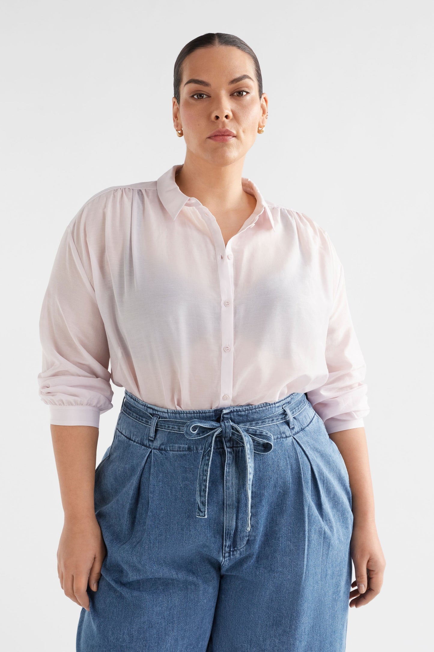 Mia Organic Cotton-Silk Lightweight Shirt Model Front Curve | SHELL PINK