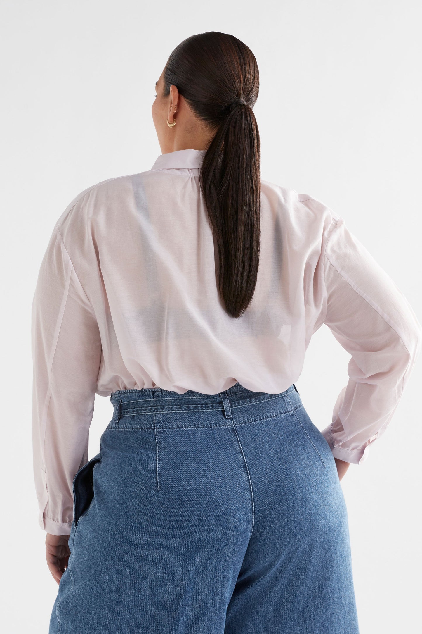 Mia Organic Cotton-Silk Lightweight Shirt Model Back Curve | SHELL PINK