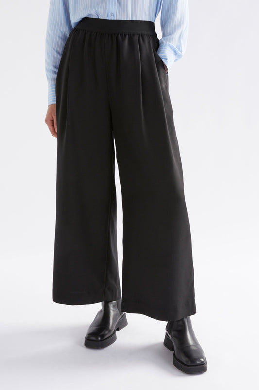 Sepp Twill Exposed Elastic Waist Wide Leg Pant Model Front crop  | BLACK