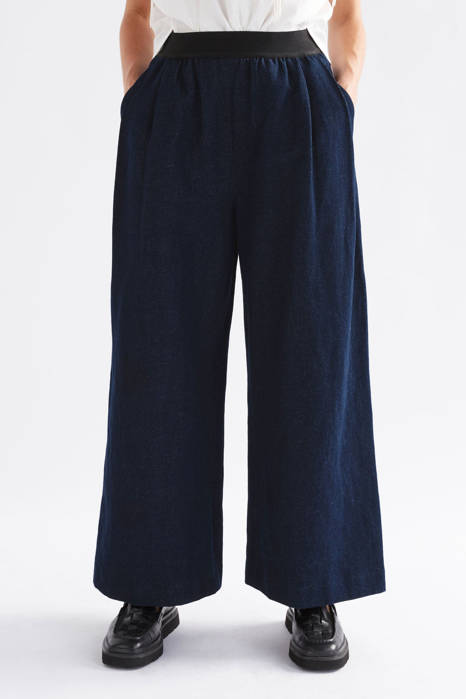 Njolle Wide Leg Denim Pant with Contrast  Elastic Waist Band Model Crop | INDIGO