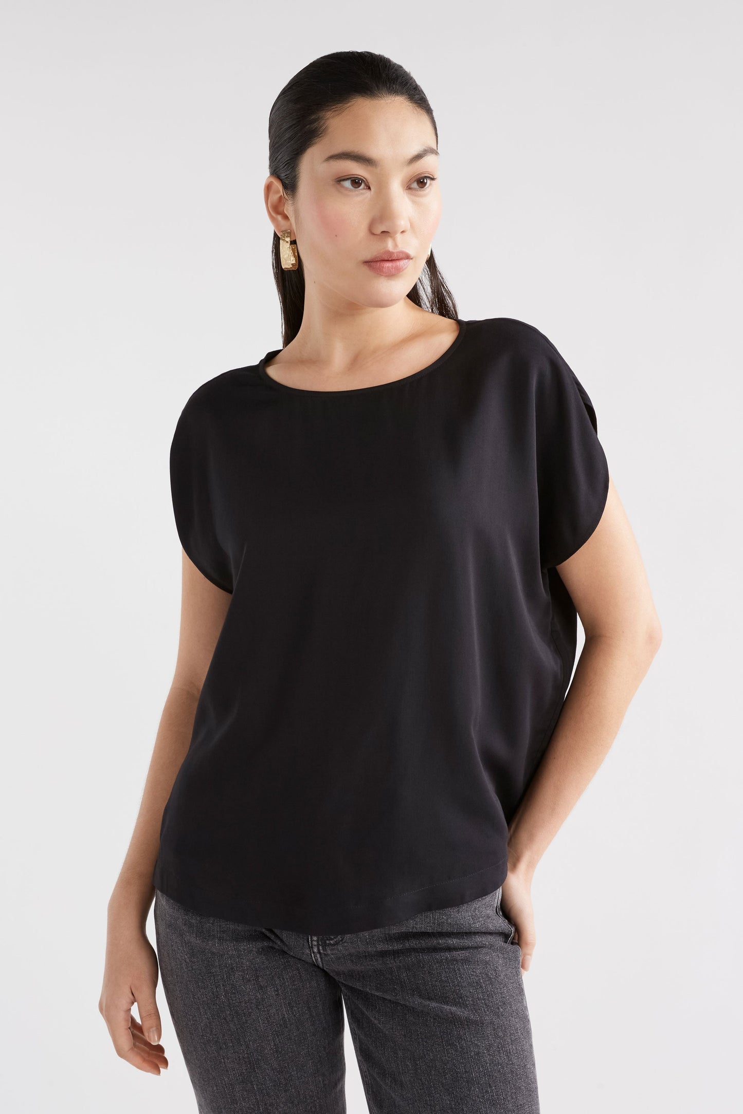 Klassisk Silky Tulip Sleeve Top Model Front Crop  | BLACK