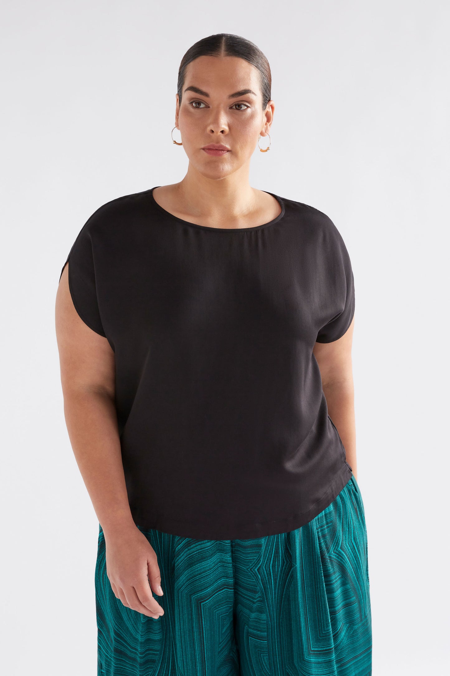 Klassisk Silky Tulip Sleeve Top Model Front Curve | BLACK