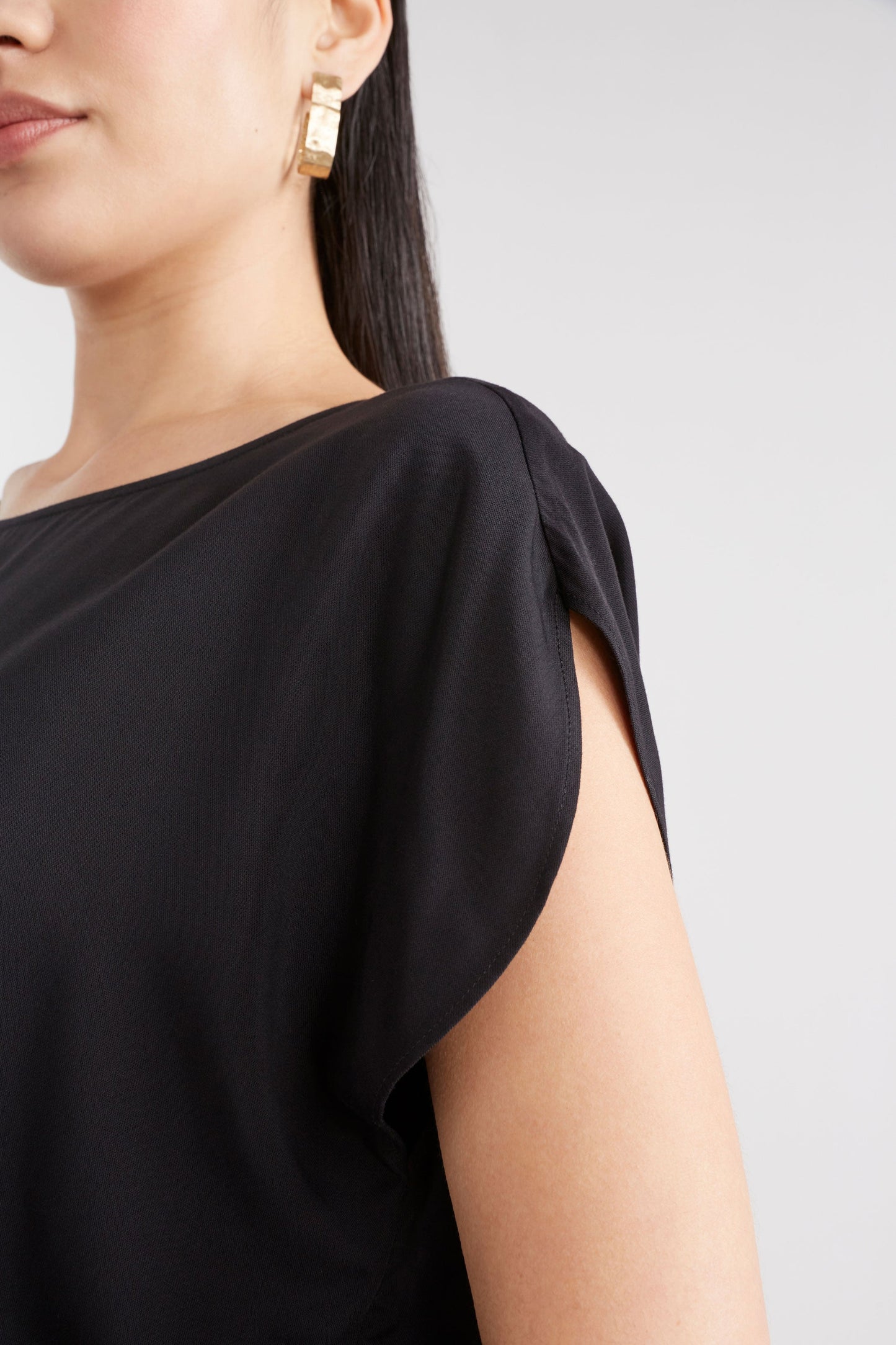 Klassisk Silky Tulip Sleeve Top Model Side Detail | BLACK