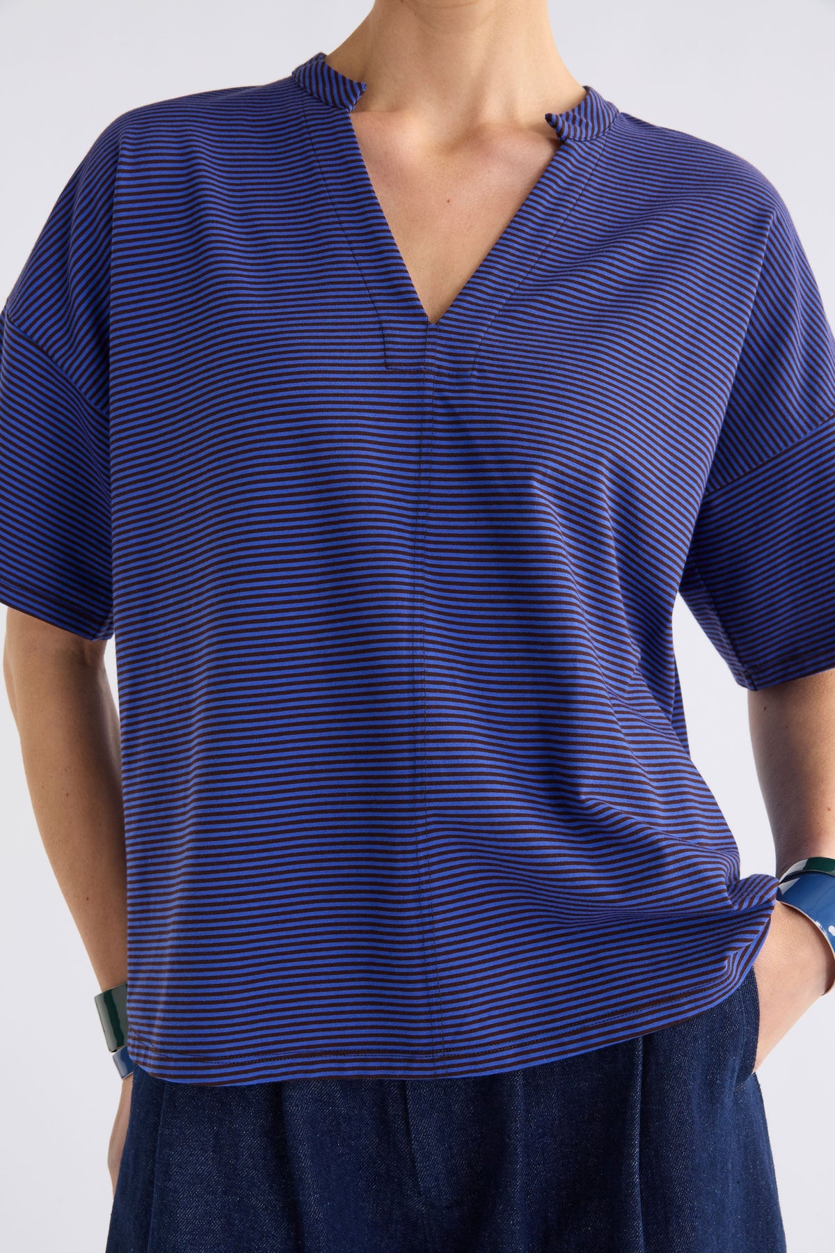 Evve V-Neck Cotton Jersey Stripe T-Shirt Model front detail | CHOCOLATE COBALT