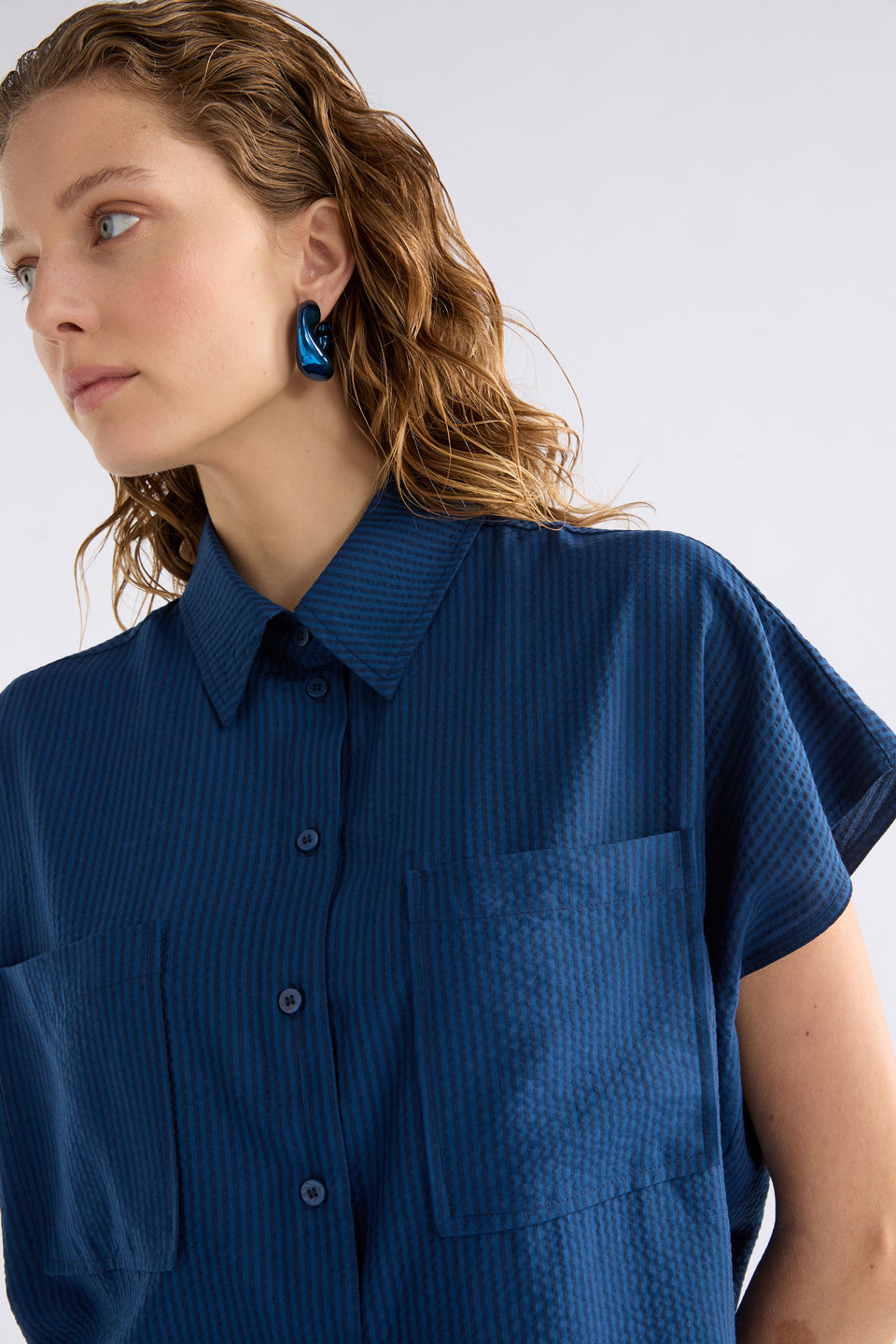 Stolt Seersucker Fine Stripe Cropped Short Sleeve Shirt ELK Model front detail | MID WASH