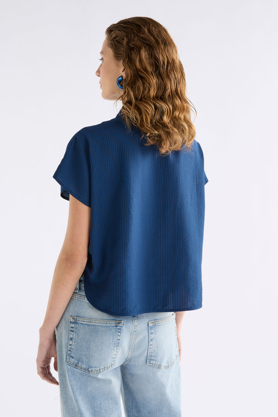 Stolt Seersucker Fine Stripe Cropped Short Sleeve Shirt ELK Model back | MID WASH