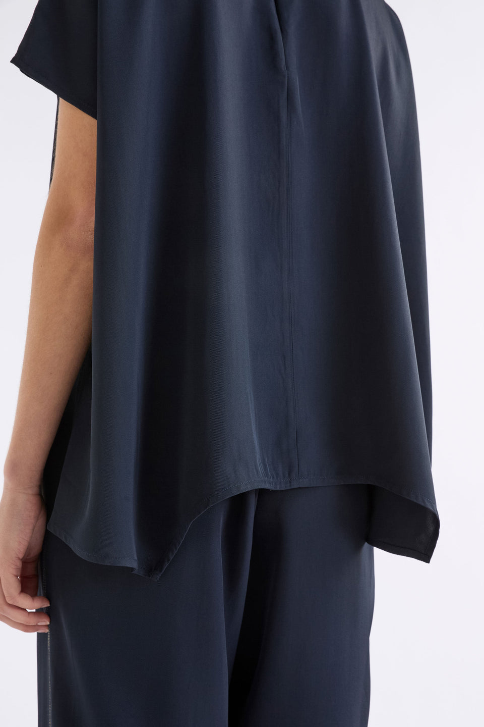 Hullu Relaxed Short Sleeve High Neck Top with Handkerchief Hem Model Back Hem Detail | NAVY