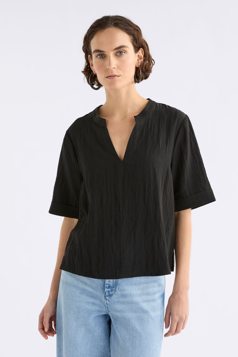 Kysten Crinkle Short Sleeve V-Neck Top Model Front | BLACK