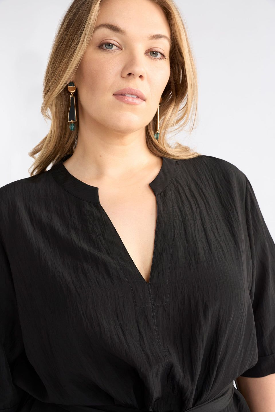 Kysten Crinkle V-Neck Midi Dress Model Curve Front Detail | BLACK