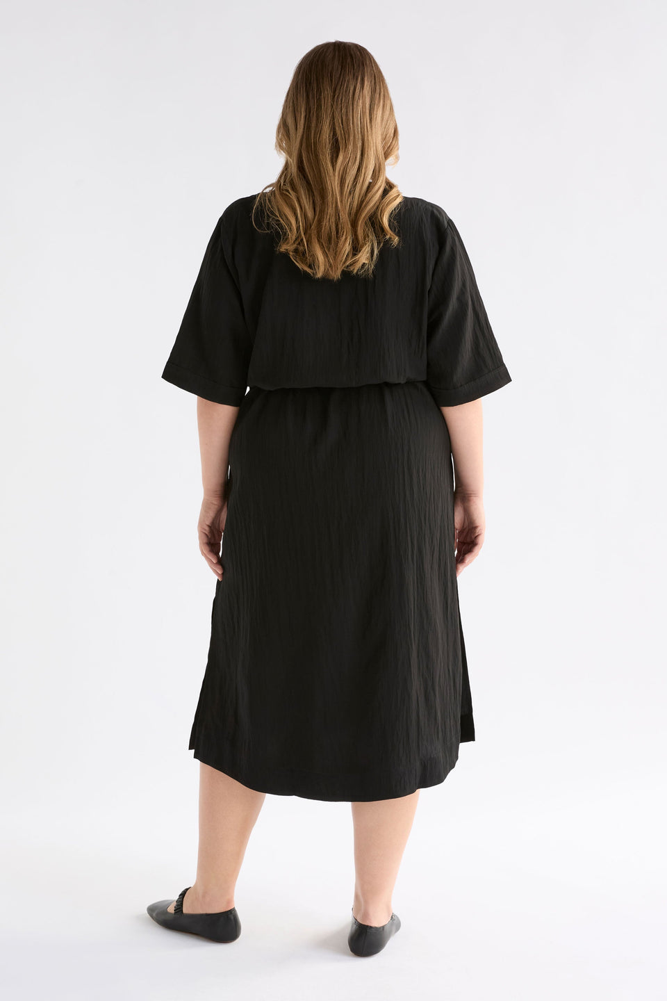 Kysten Crinkle V-Neck Midi Dress Curve Model Back | BLACK