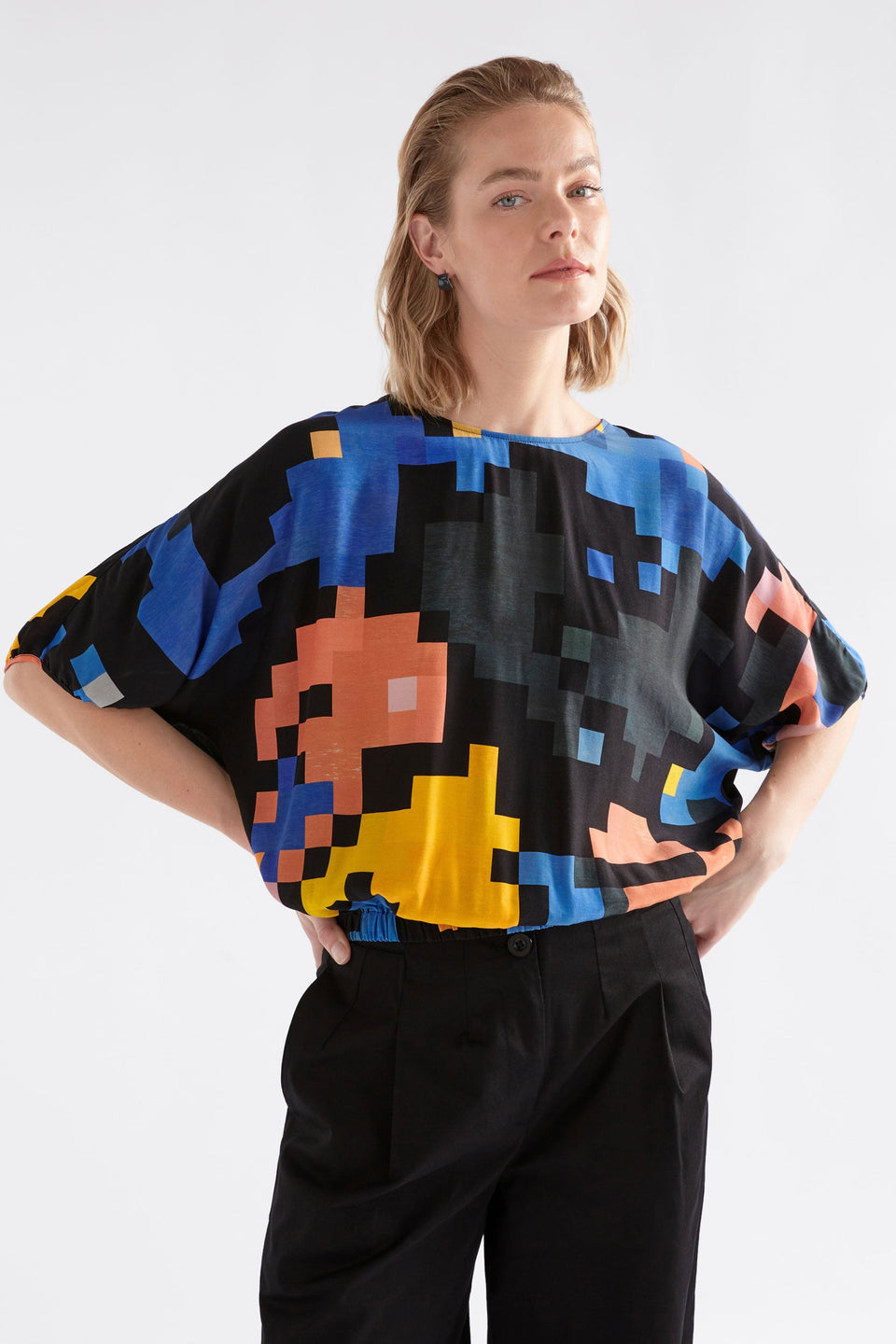 Moda Relaxed Batwing Sleeve and Gathered Hem Short Sleeve Print Top model Front | LUCENT PRINT