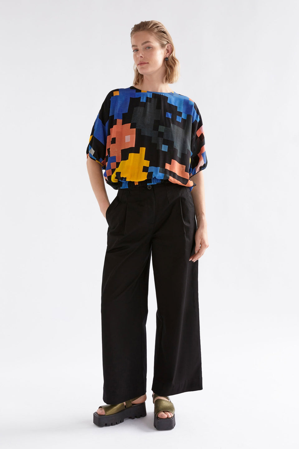 Moda Relaxed Batwing Sleeve and Gathered Hem Short Sleeve Print Top model Front full body | LUCENT PRINT