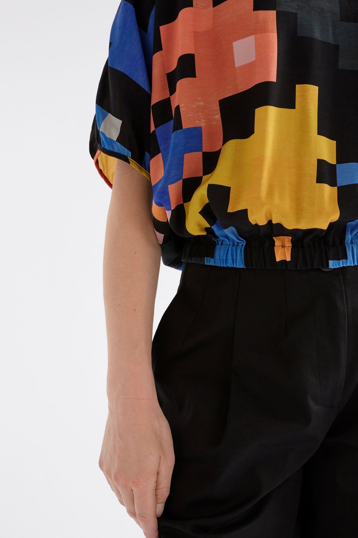 Moda Relaxed Batwing Sleeve and Gathered Hem Short Sleeve Print Top model Front detail | LUCENT PRINT