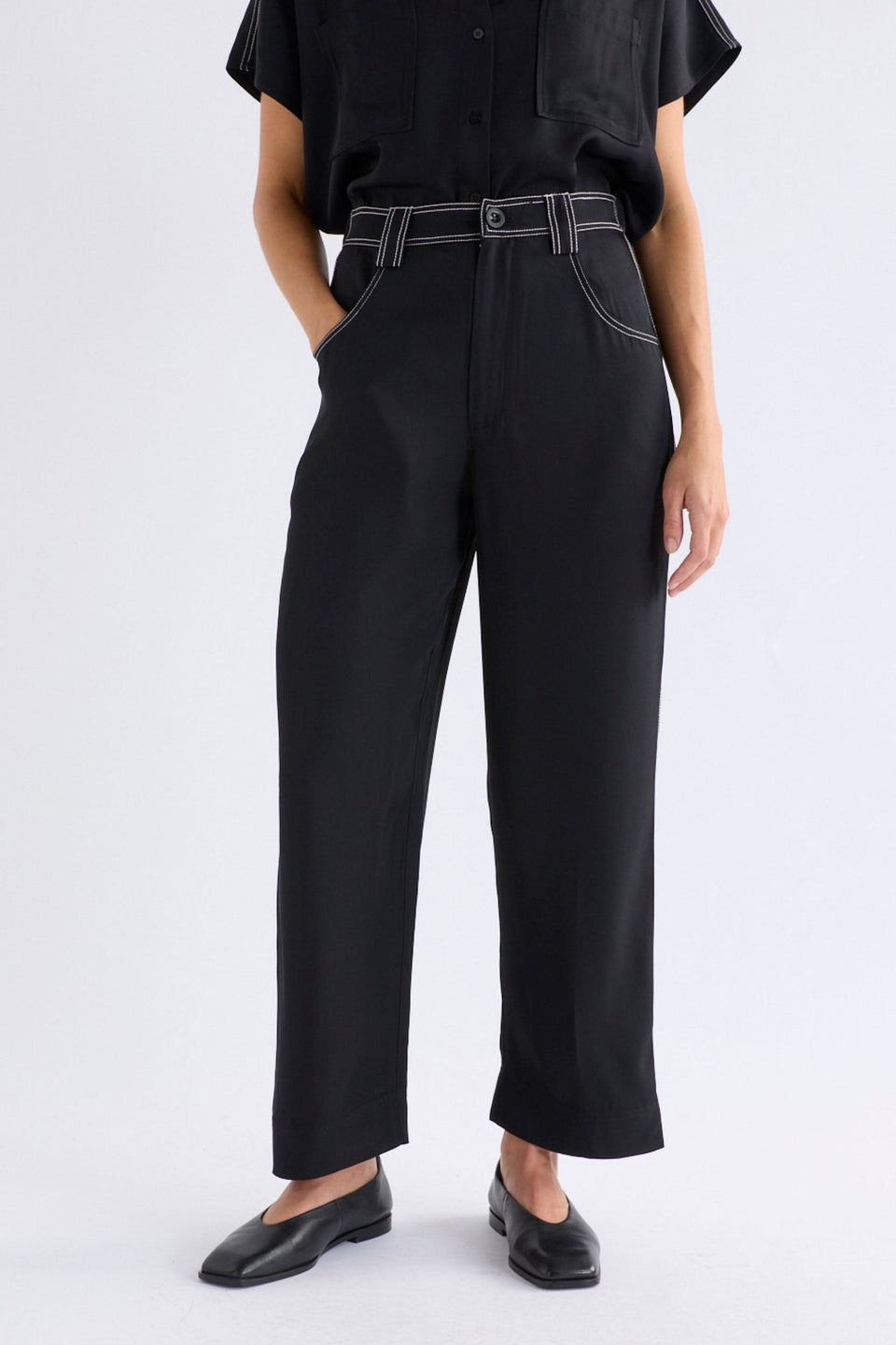 Hullu Mid Rise Contrast Top-Stitch Straight Leg Pant Model Front | BLACK