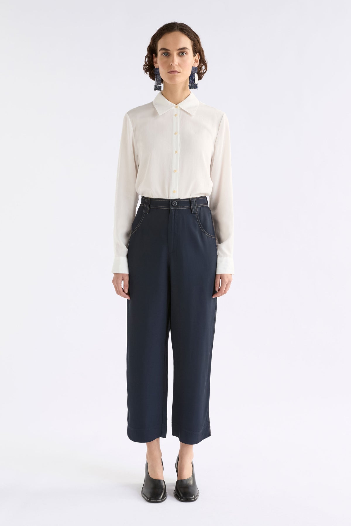 Hullu Mid Rise Contrast Top-Stitch Straight Leg Pant Model Front | NAVY
