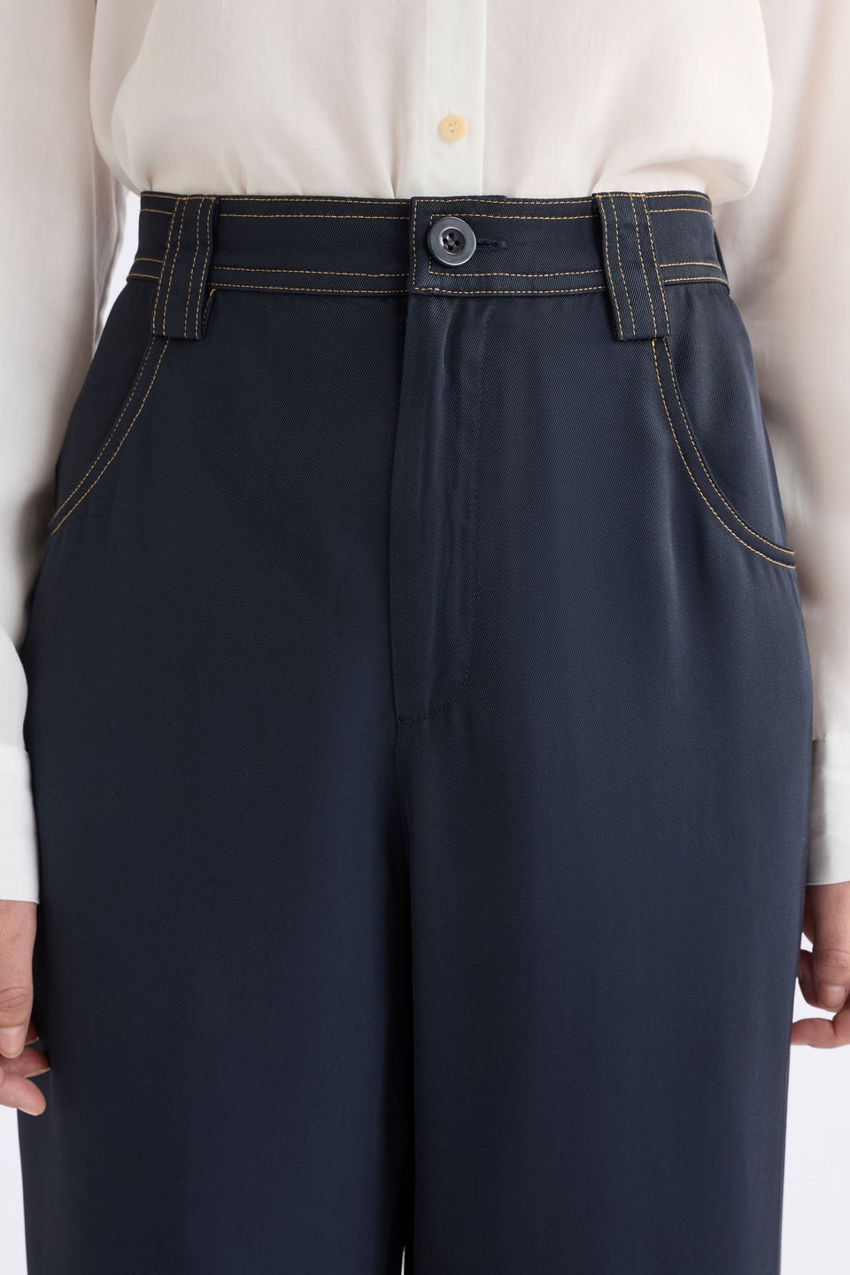 Hullu Mid Rise Contrast Top-Stitch Straight Leg Pant Model Front detail 2 | NAVY
