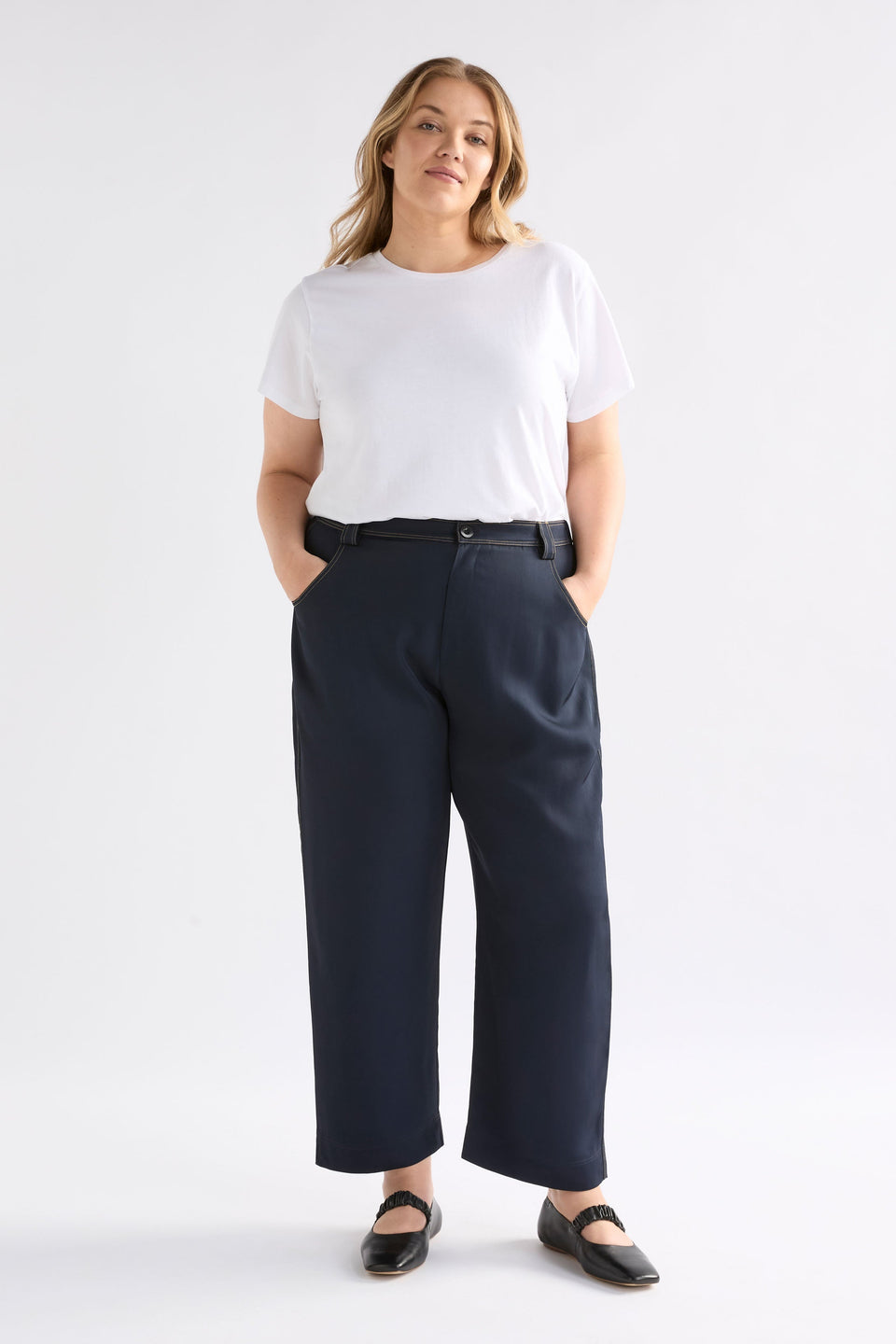 Hullu Mid Rise Contrast Top-Stitch Straight Leg Pant Curve Model Front | NAVY