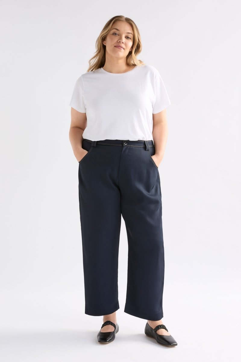 Hullu Mid Rise Contrast Top-Stitch Straight Leg Pant Curve Model Front | NAVY