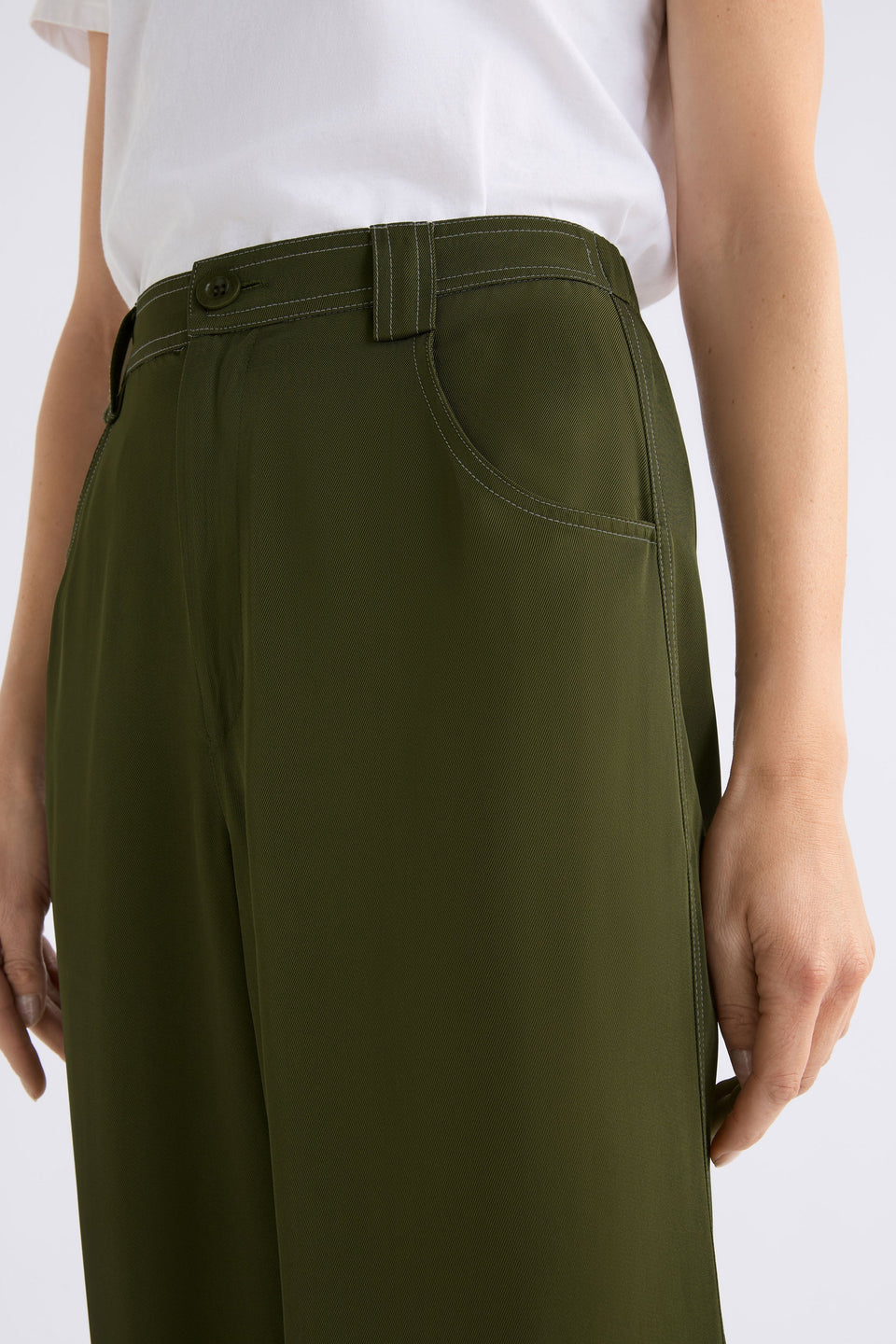 Hullu Mid Rise Contrast Top-Stitch Straight Leg Pant Model Front detail | BRIGHT OLIVE