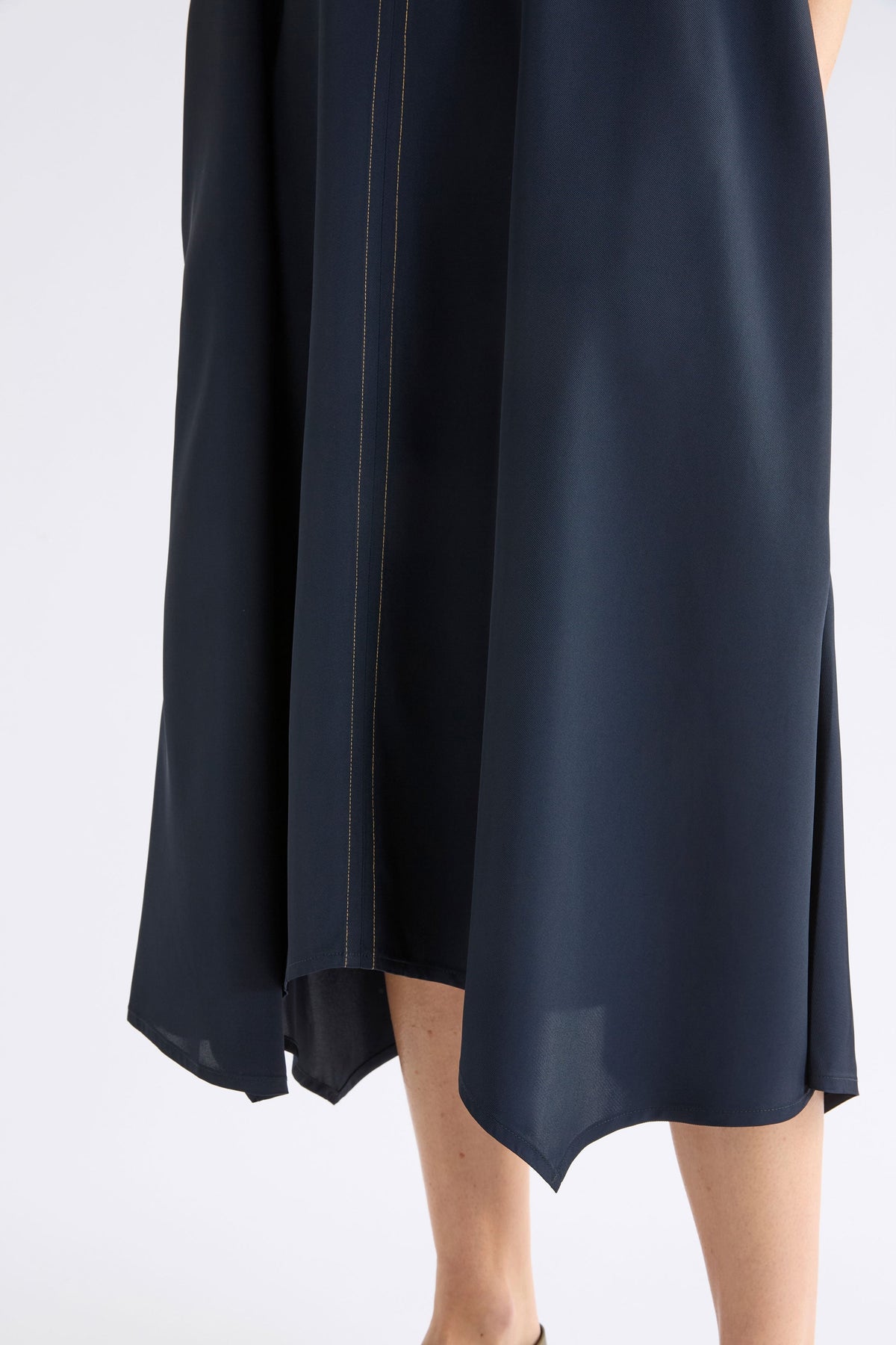 Hullu Short Sleeve V-neck Relaxed Handkerchief Hem Top Stitch Dress Model Front hem detail | NAVY