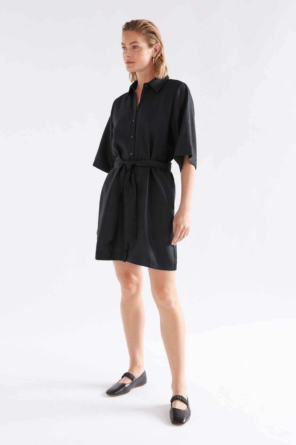 Llinen Relaxed Wide Short Sleeve Linen Short Shirt Dress with Waist tie Model Front waisted | BLACK