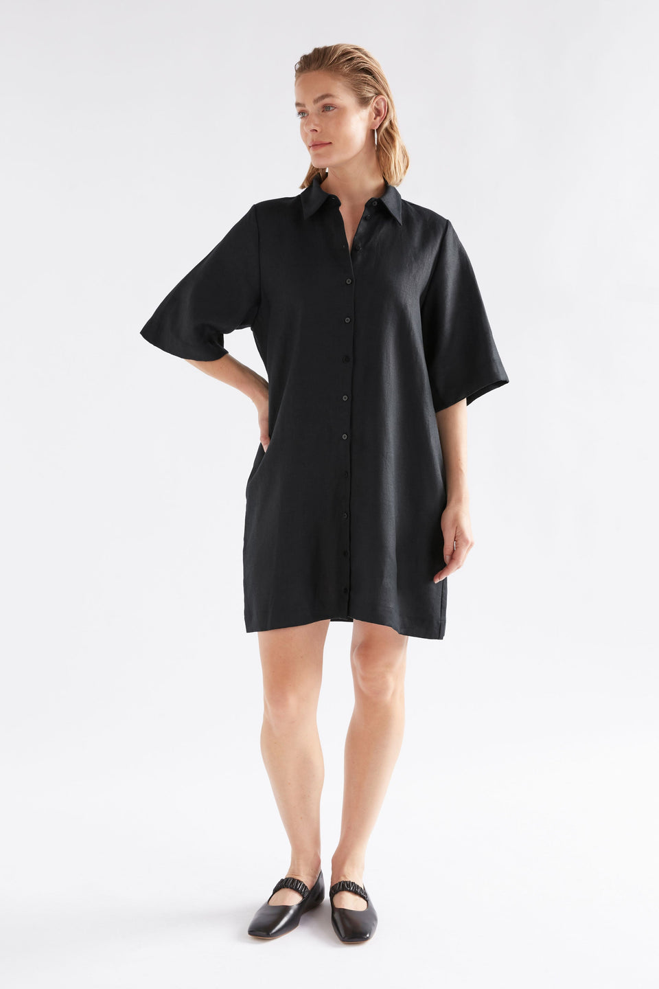 Llinen Relaxed Wide Short Sleeve Linen Short Shirt Dress with Waist tie Model Front | BLACK