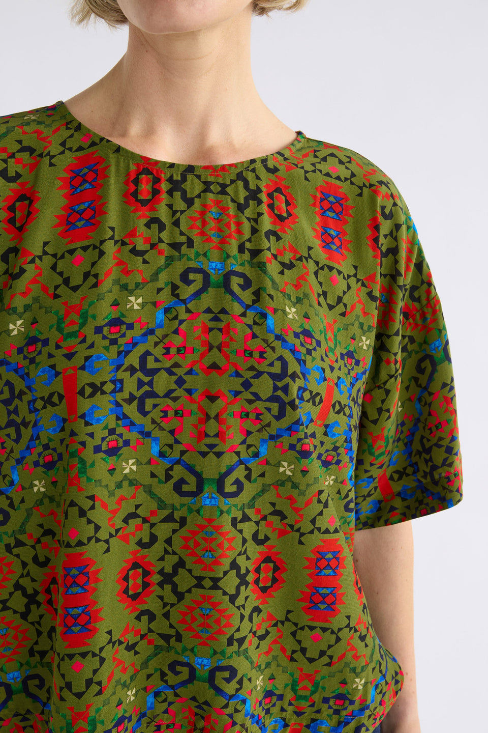 Dela Geometric Round Neck Tee Top Olive Print Model front detail | RENDA PRINT