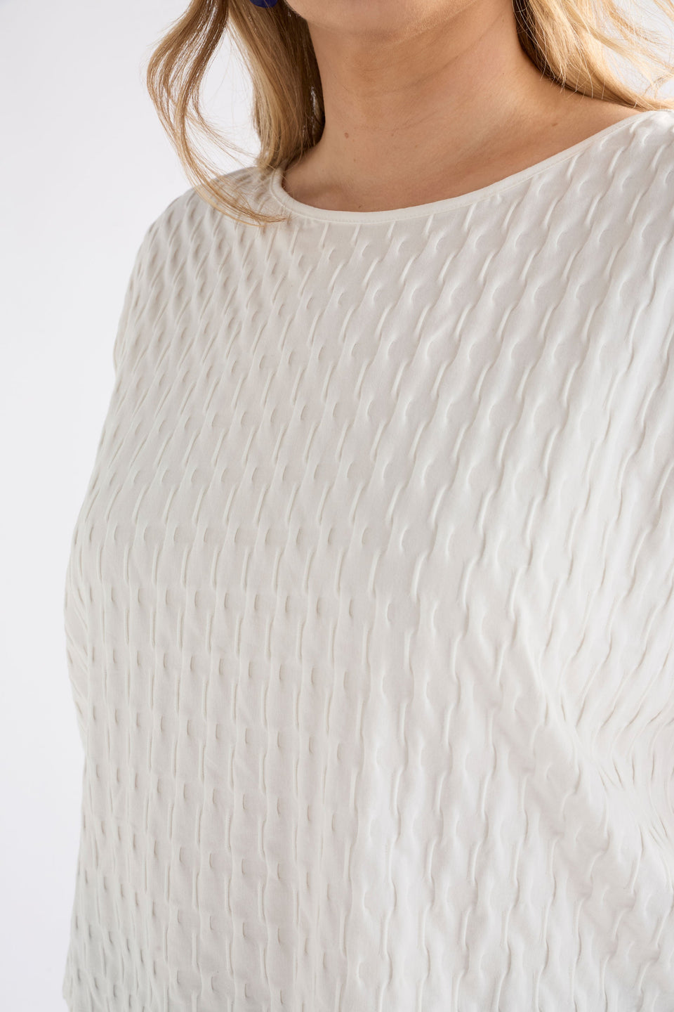 Orta Boxy Textured bubble Jersey Organic Cotton Tee Curve Model front detail | WHITE