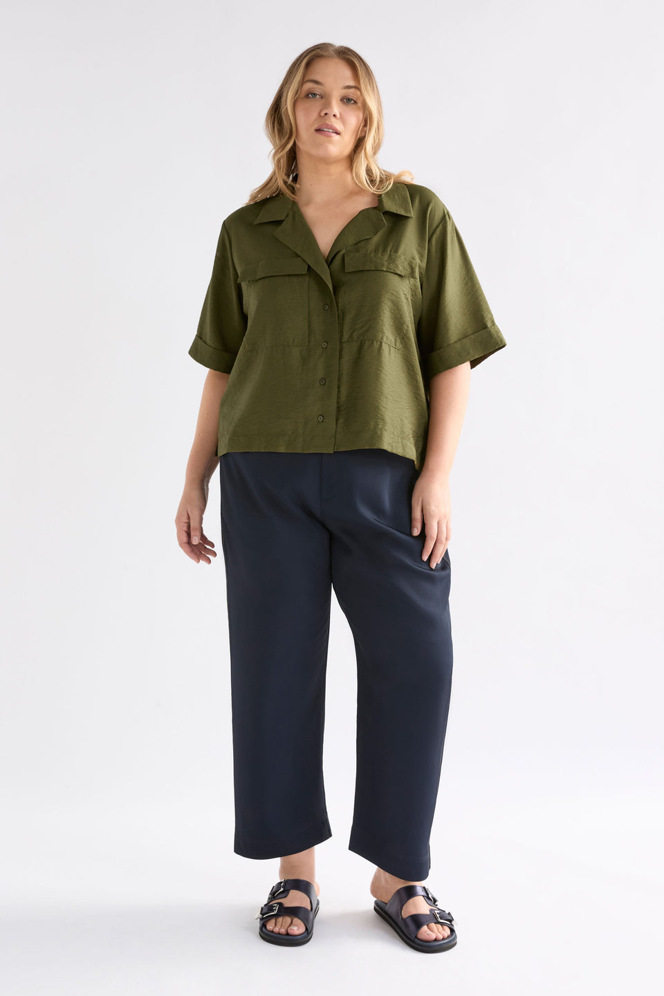 Eine Textured Viscose Relaxed Short Sleeve Shirt with Front Pockets Curve Model Front full body | BRIGHT OLIVE