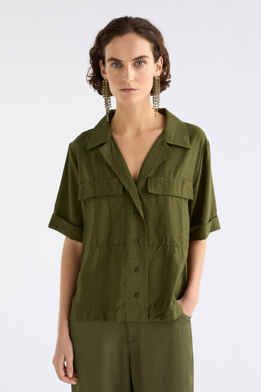 Eine Textured Viscose Relaxed Short Sleeve Shirt with Front Pockets Model Front | BRIGHT OLIVE