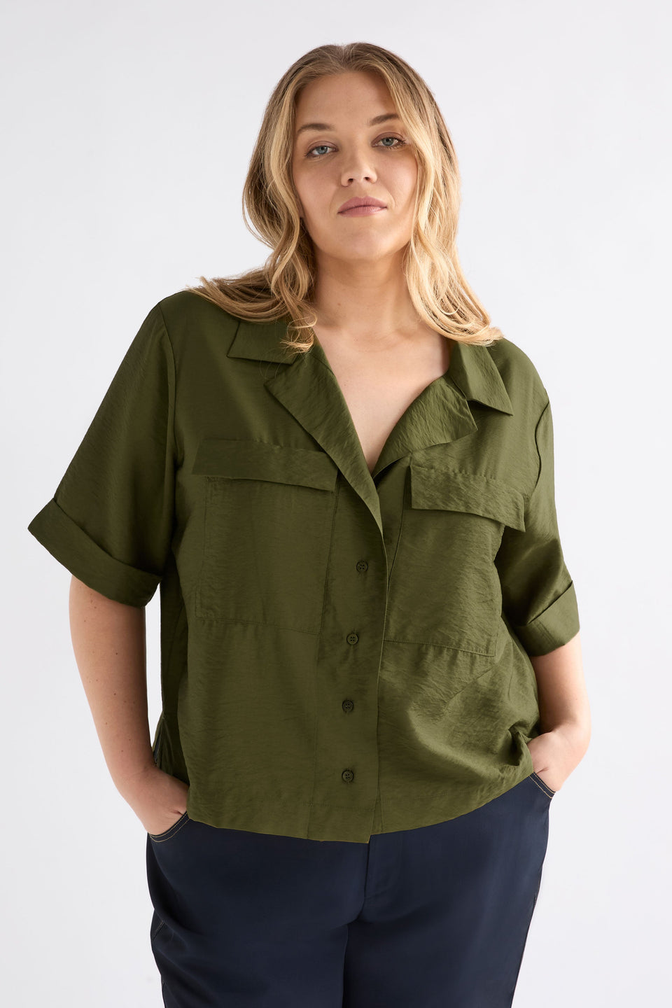 Eine Textured Viscose Relaxed Short Sleeve Shirt with Front Pockets Curve Model Front | BRIGHT OLIVE