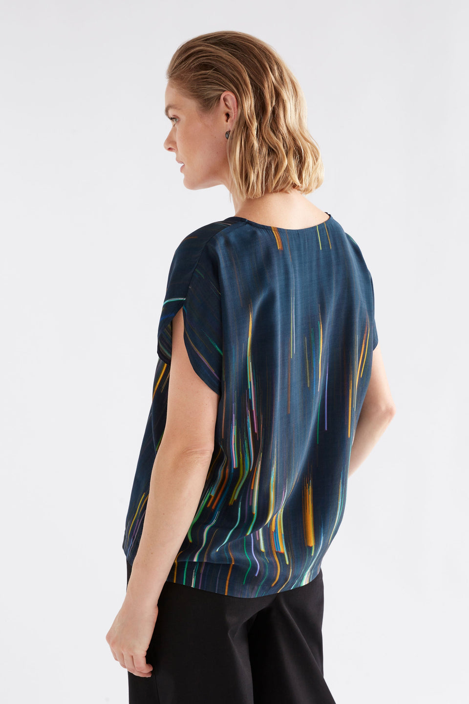 Kayra Silky Print Short Sleeve V-Neck Top Model Angled back | ALINEA PRINT