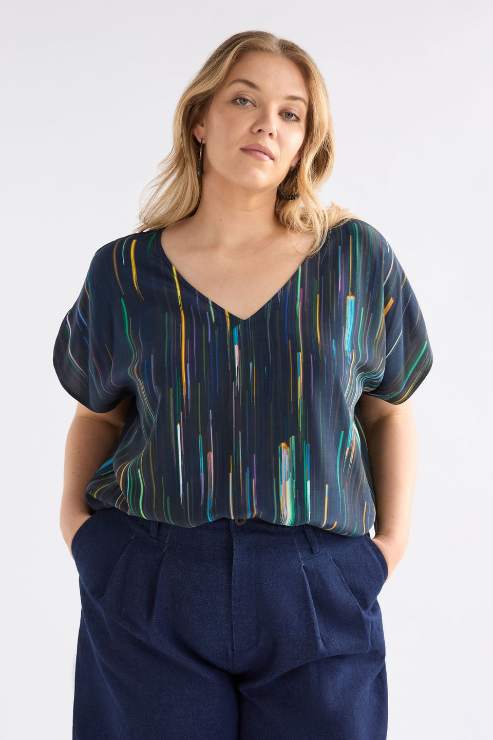 Kayra Silky Print Short Sleeve V-Neck Top Curve Model Front crop | ALINEA PRINT