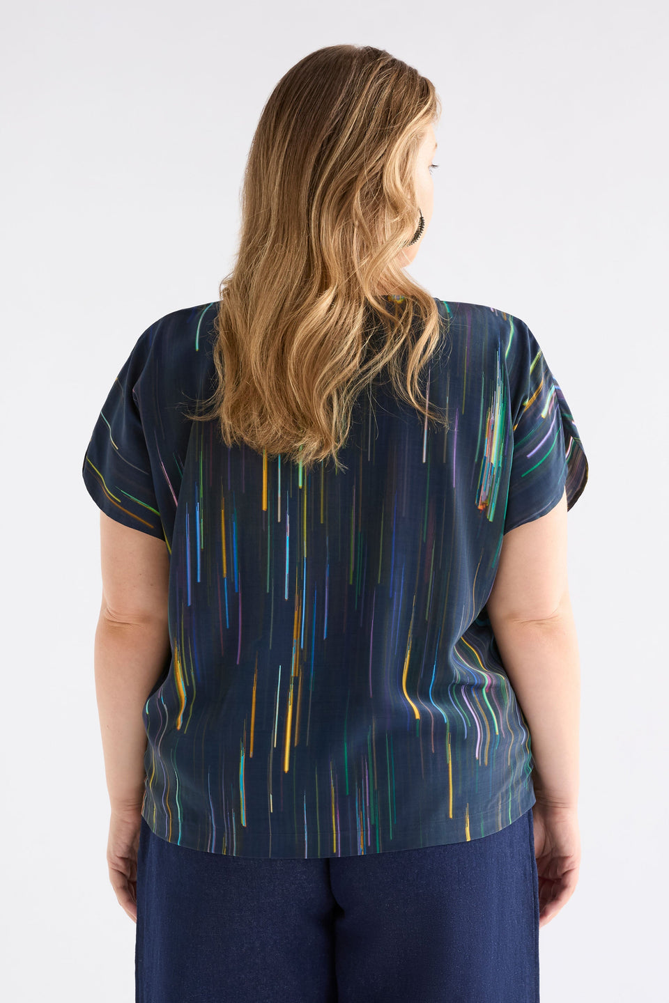 Kayra Silky Print Short Sleeve V-Neck Top Curve Model Front back | ALINEA PRINT