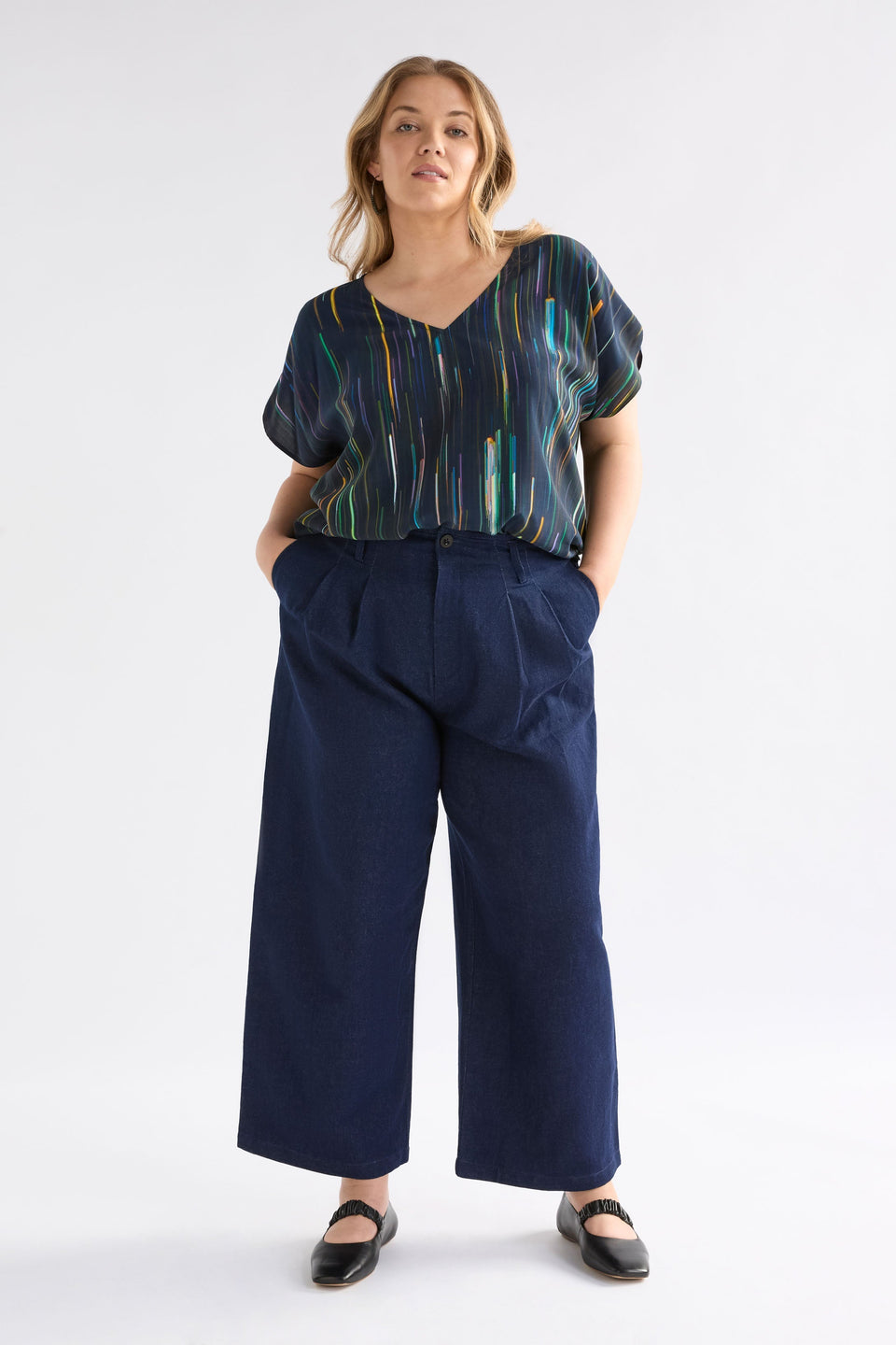 Kayra Silky Print Short Sleeve V-Neck Top Curve Model Front | ALINEA PRINT