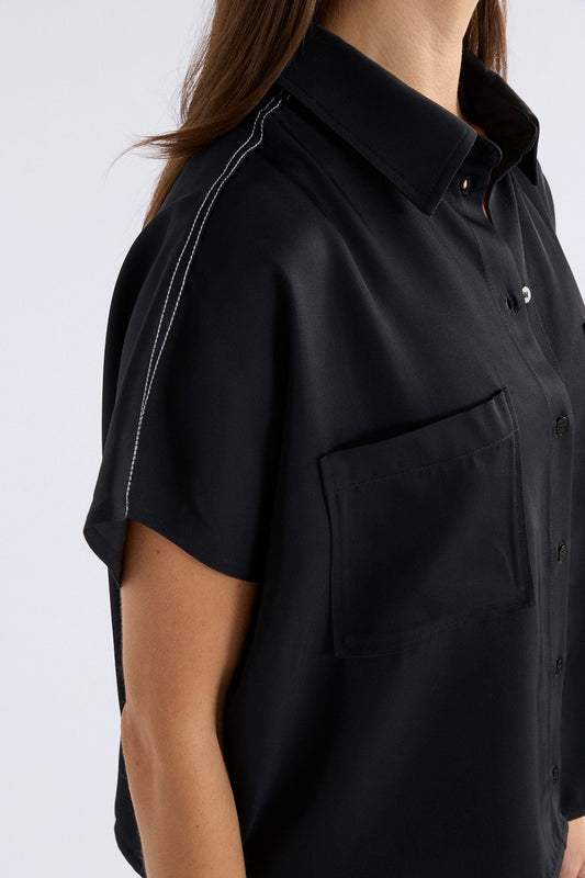 Beton Cropped Short Sleeve Contrast Top Stitch Shirt Model detail Front | BLACK