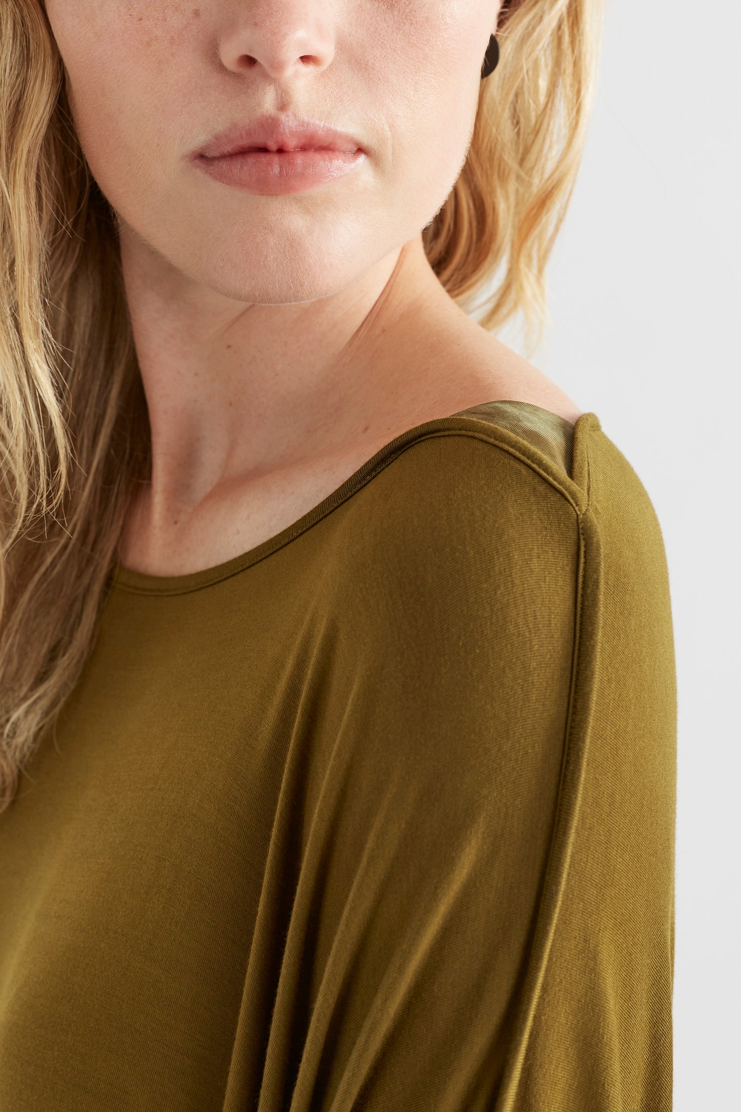 Wide Stretch Classic Jersey Top Model Front detail | Dark Citronelle