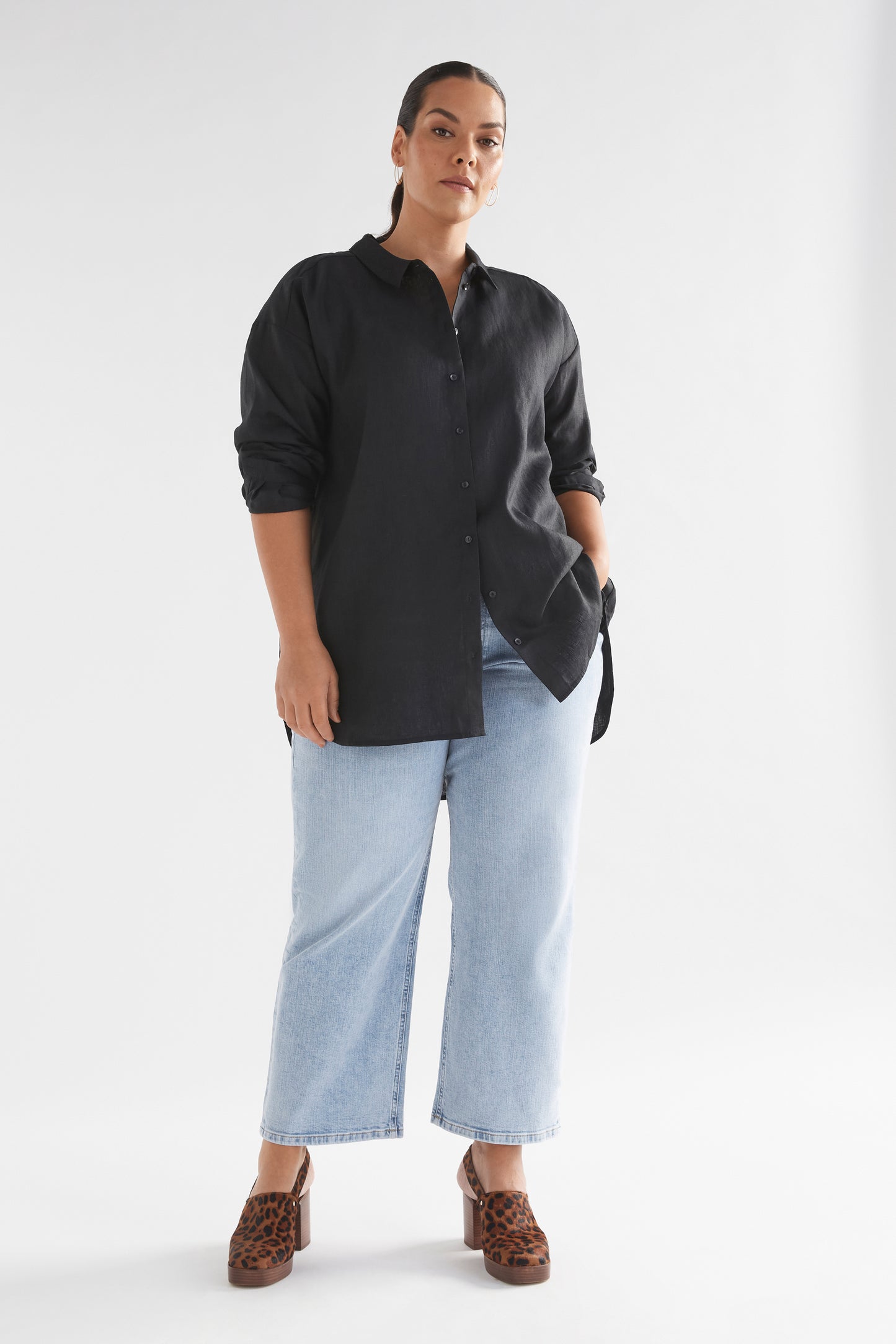Yenna French Linen Shirt Model Front Curve | BLACK