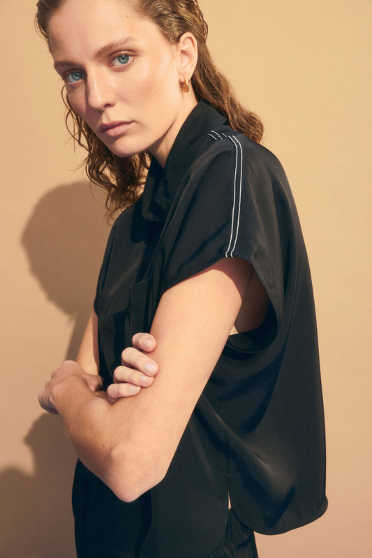Beton Cropped Short Sleeve Contrast Top Stitch Shirt Campaign Model Front | BLACK